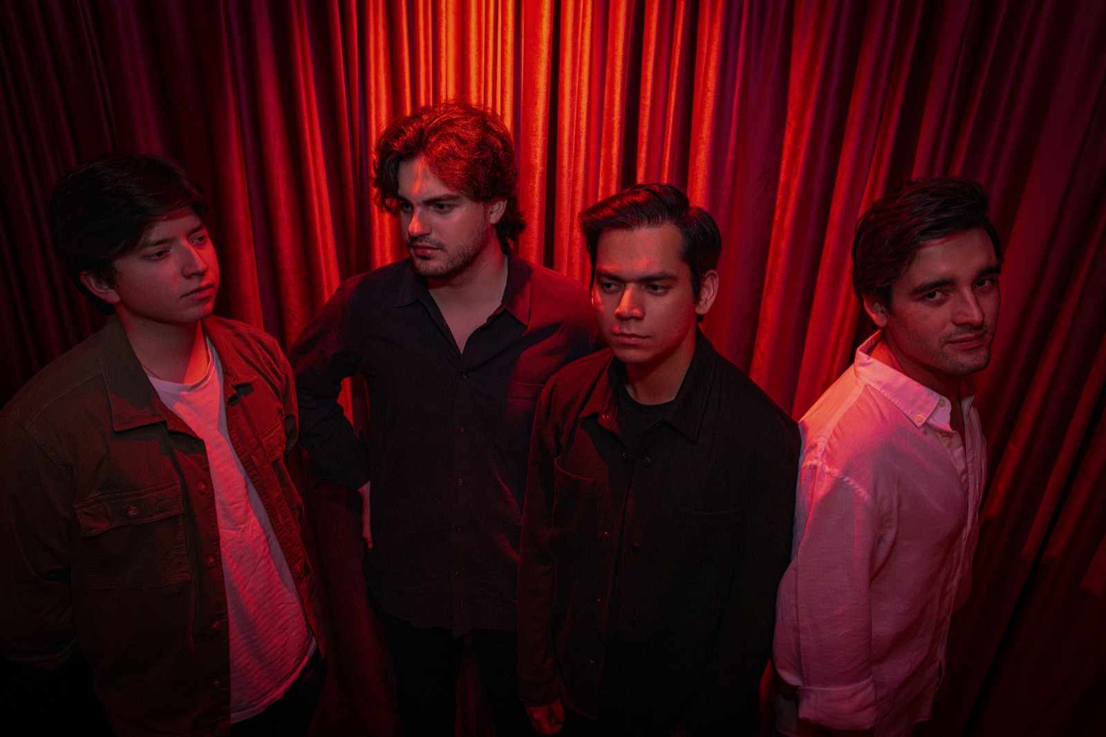 La banda ante el telón rojo